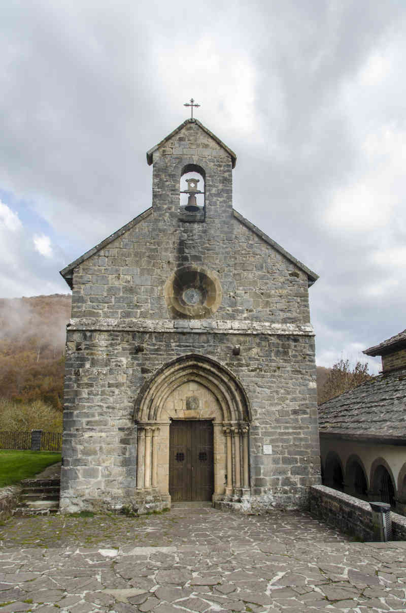 Comunidad Foral de Navarra 175 - Orreaga-Roncesvalles - iglesia de Santiago.jpg